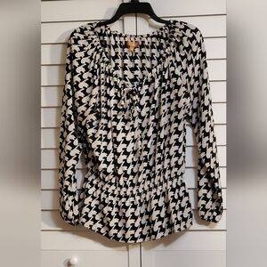 ELLEN TRACY BLACK & WHITE DOG HOUNDSTOOTH PATTERN LS BLOUSE (SIZE LARGE)